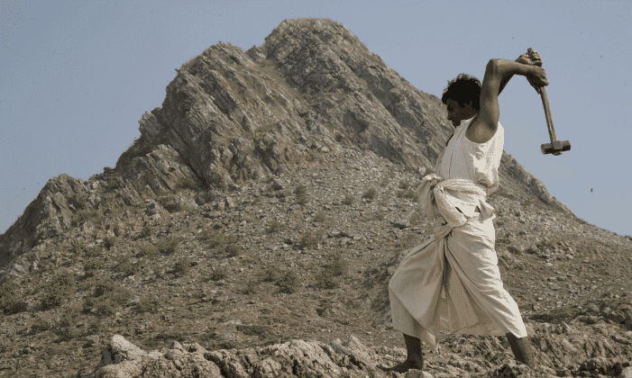 The Mountain Man: Dashrath Manjhi Love Story