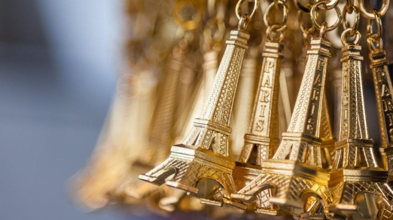 Small gold Eiffel tower key chain